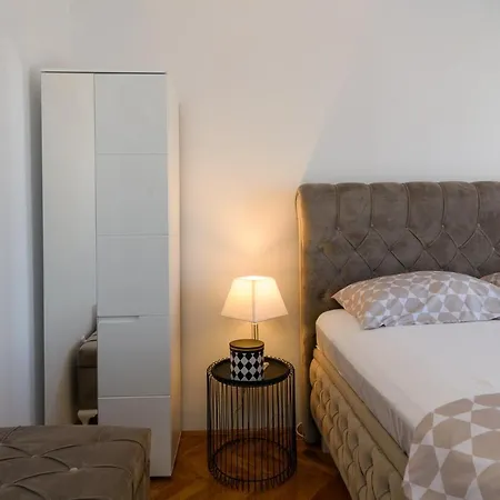 House With A Sea View With Private Parking - Okrug Gornji *